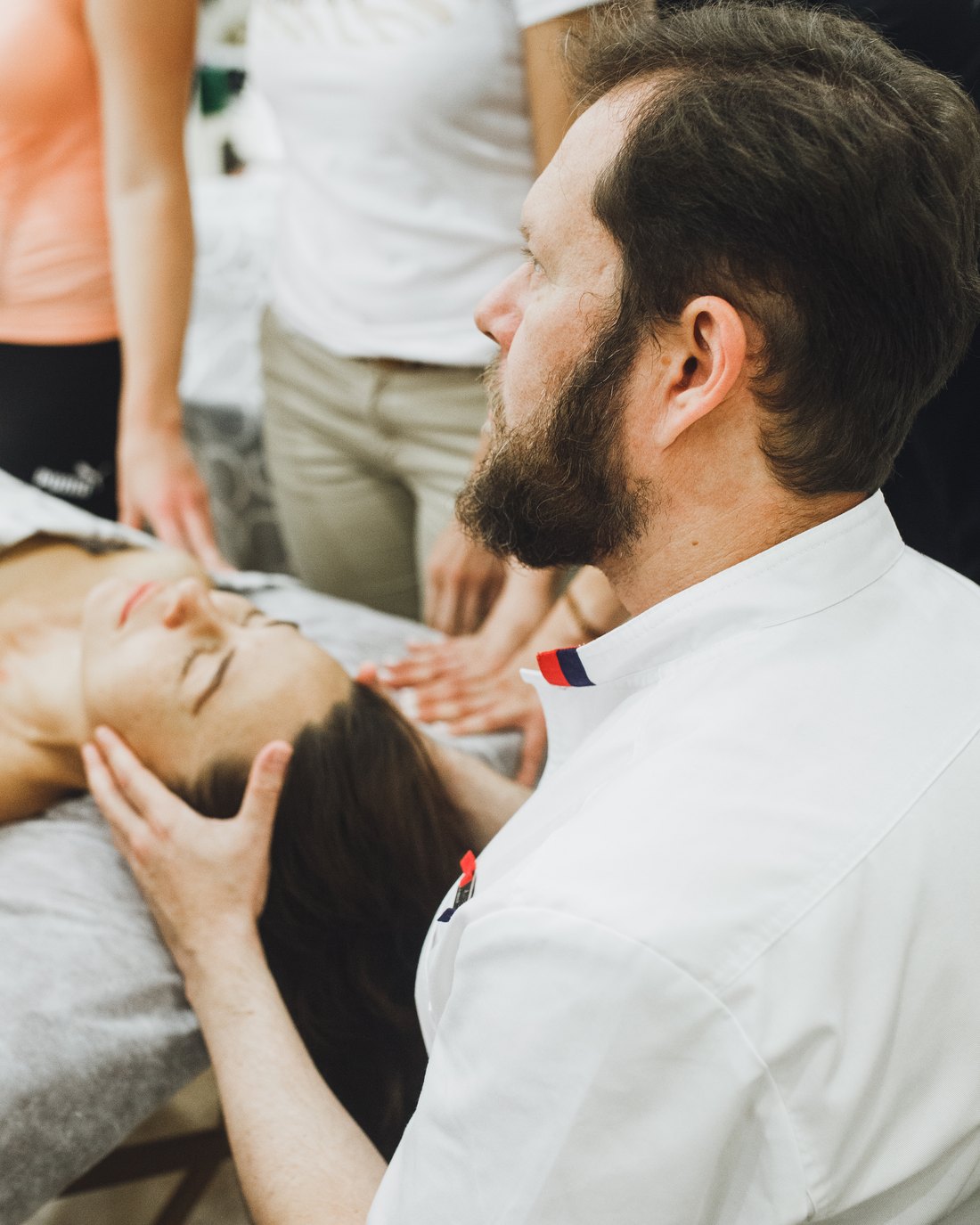 Yakov Gershkovich works with a client at a seminar